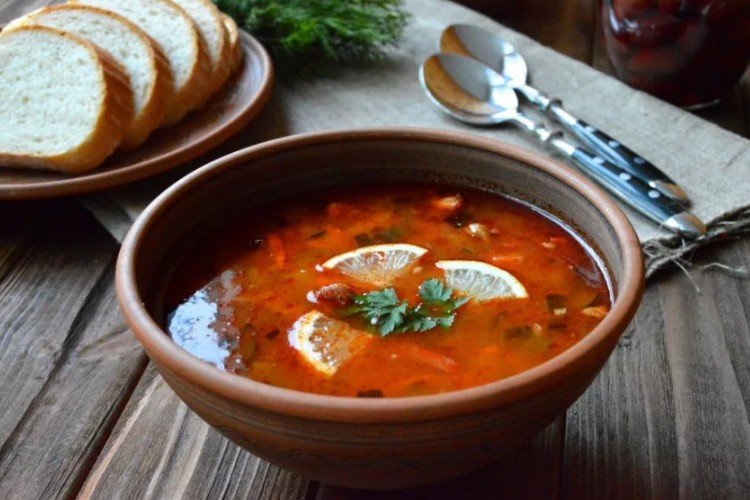 Мясная солянка из свинины, охотничьих колбасок и сушеных грибов