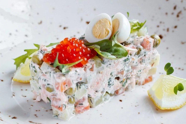 Салат с яйцами, картофелем, зеленым горошком и слабосоленой семгой