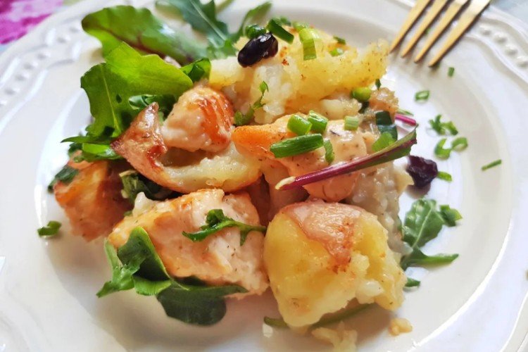 Салат с копченой семгой, картошкой, луком и зеленью