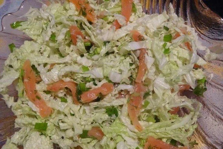 Салат с пекинской капустой, огурцами и малосольной семгой