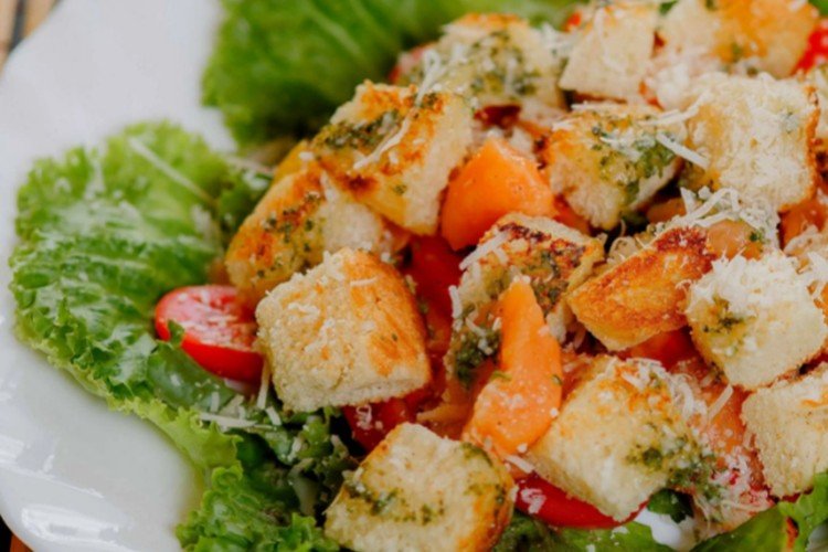 Салат с жареной семгой, свежими овощами и сухариками