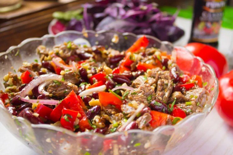 Салат «Тбилиси» с говядиной и солеными огурцами