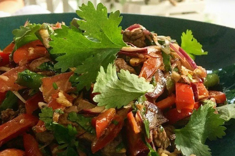 Салат «Тбилиси» с гранатовым соусом и помидорами