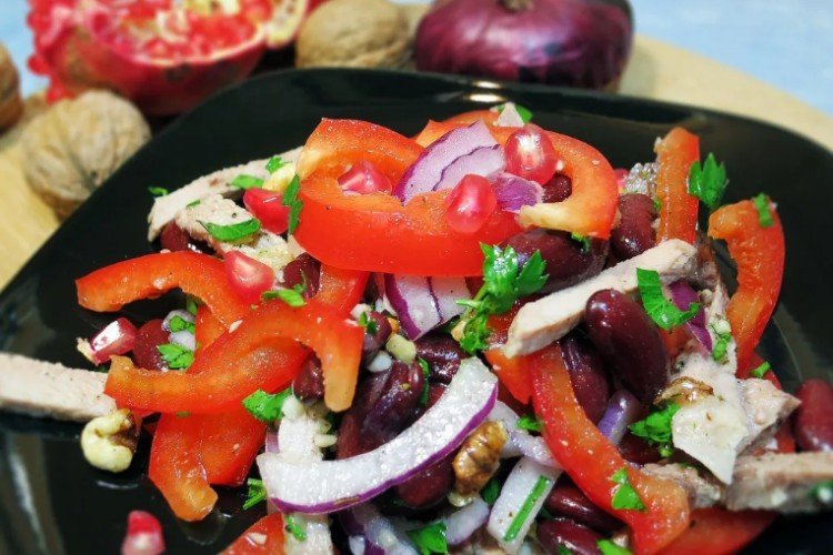 Салат «Тбилиси» с индейкой и фиолетовым луком