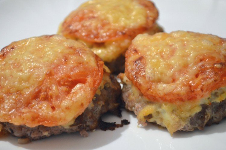 Свиные котлеты с сыром и помидорами в духовке