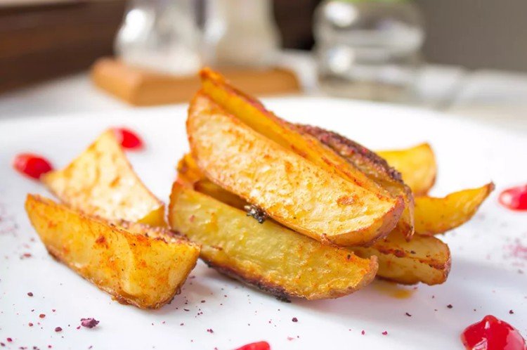 Быстрая картошка по-деревенски в духовке