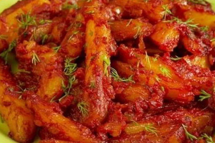 Картошка по-деревенски, запеченная в томатном соусе