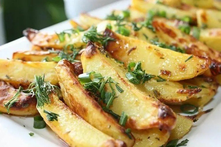 Картошка по-деревенски с зеленью в духовке