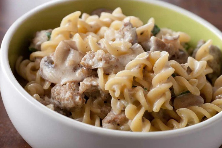 Макароны по-флотски с курицей и грибами