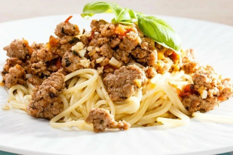 Макароны по-флотски с говяжьим фаршем и орехами