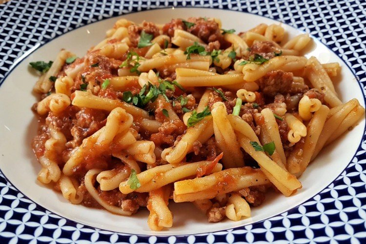 Макароны по-флотски с фаршем, красным перцем и чесноком