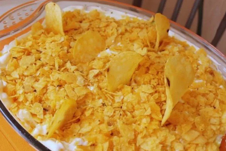 Слоеный салат с чипсами, яйцами, авокадо и консервированной горбушей