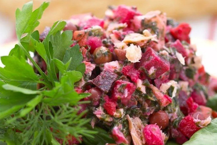 Салат со свеклой, консервированной горбушей и солеными огурцами