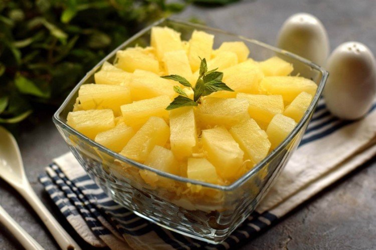 Праздничный салат из ананасов, консервированной горбуши и орехов