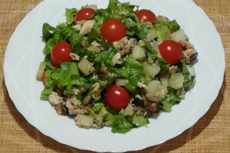 Салат с яблоком, картофелем, ананасом и консервированной горбушей