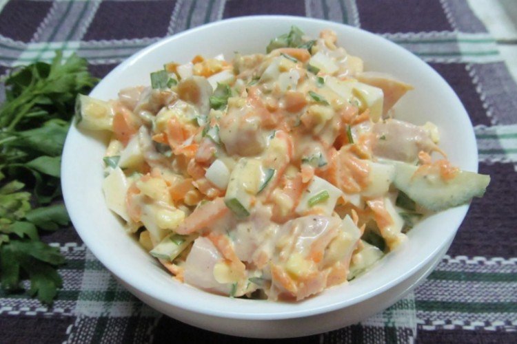 Салат с корейской морковью, огурцами и консервированной горбушей