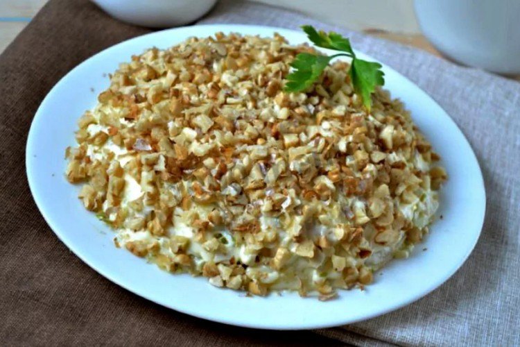 Слоеный салат с консервированной горбушей, сыром, яйцами и грецкими орехами
