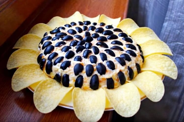 Салат «Подсолнух» с курицей и грецкими орехами