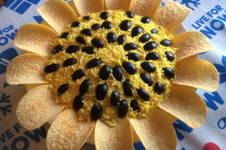 Салат «Подсолнух» с консервированной фасолью