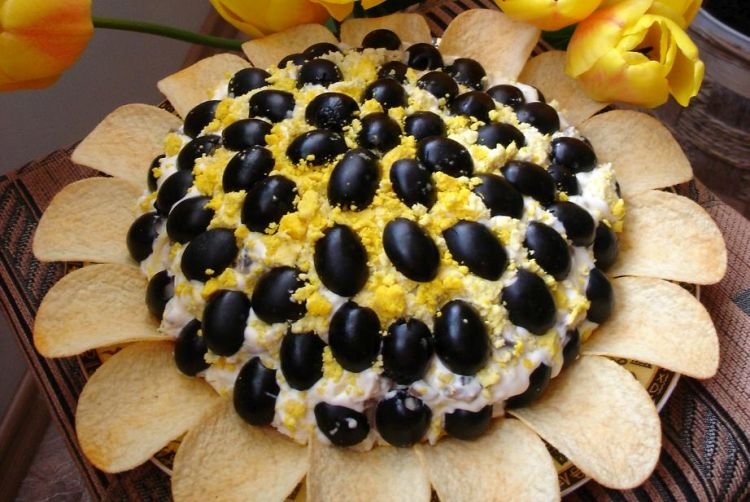 Салат «Подсолнух» с копченой курицей и зеленым горошком