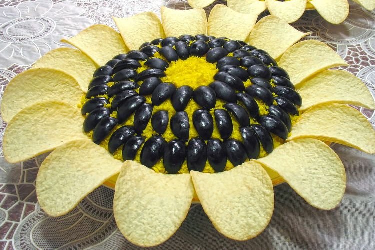 Салат «Подсолнух» с жареными шампиньонами, курицей и кукурузой