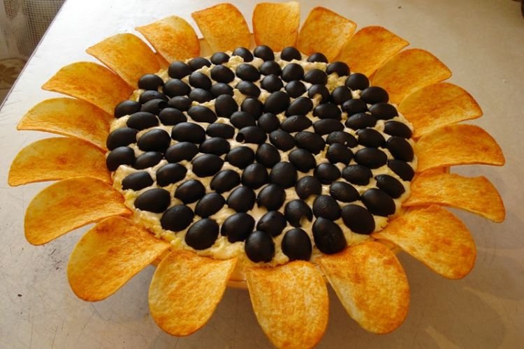 Салат «Подсолнух» с курицей, ананасами и солеными огурцами