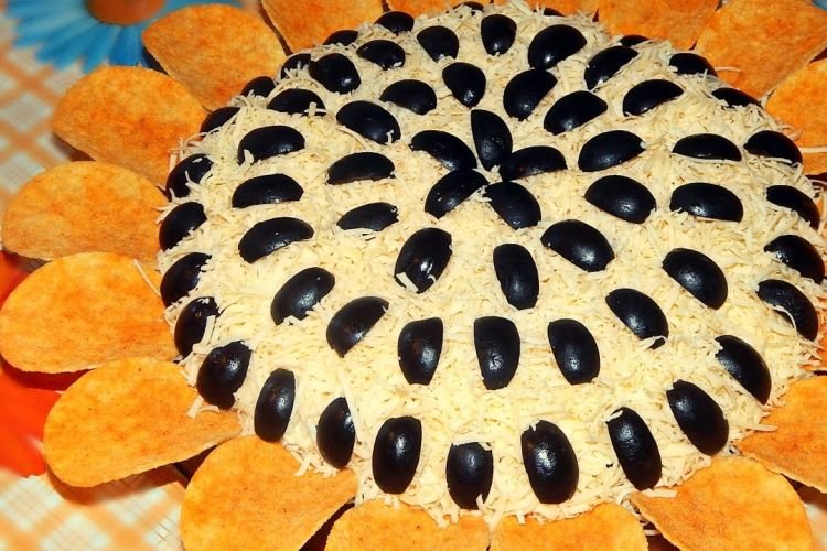 Салат «Подсолнух» с твердым сыром и чесноком