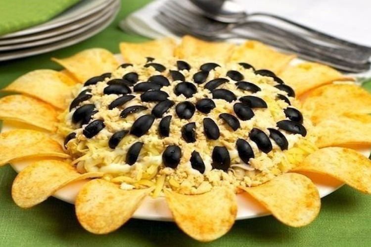 Салат «Подсолнух» с копченой курицей