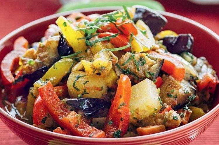 Курица, запеченная с картошкой, болгарским перцем и баклажанами