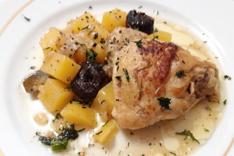 Запеченная курица с картошкой, морковью и черносливом