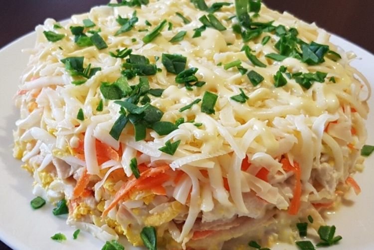 Французский салат с плавленым сыром и орехами