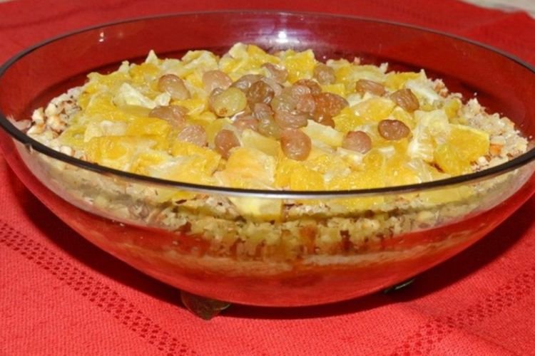 Французский салат с апельсином, изюмом и орехами