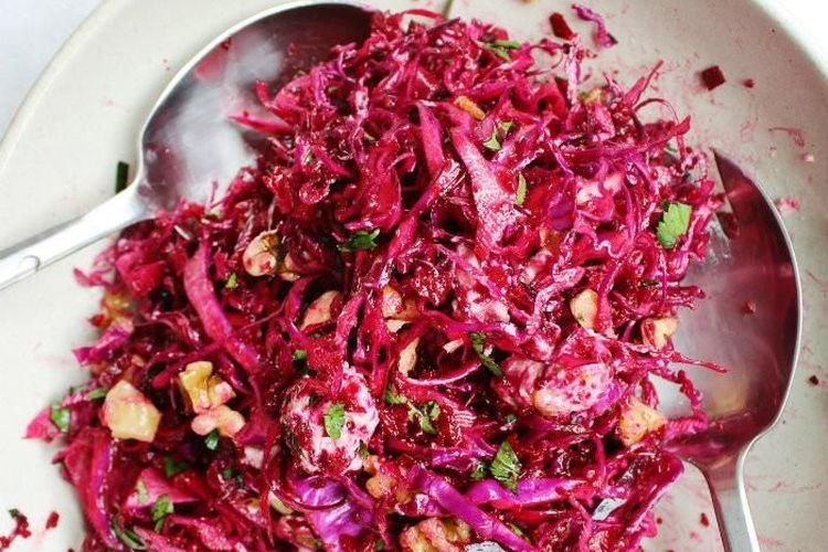 Салат «Французский» с капустой, свеклой и орехами