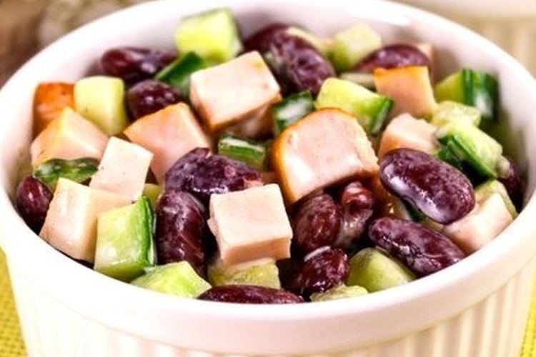 Салат из красной фасоли, свежих огурцов и копченой курицы