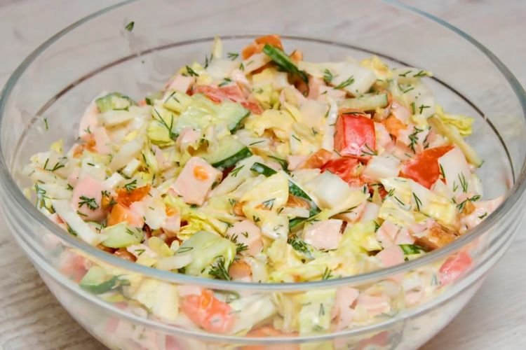Салат из пекинской капусты, копченой курицы, огурцов и помидоров