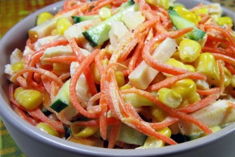 Салат из корейской моркови, копченой курицы, огурцов и кукурузы