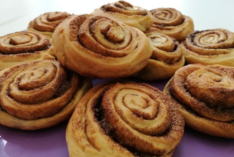Мягкие булочки с корицей