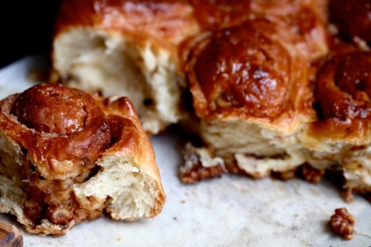 Пышные булочки с коричневым сахаром, корицей и орехами