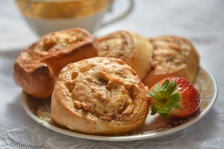 Булочки с карамелизированными яблоками и корицей