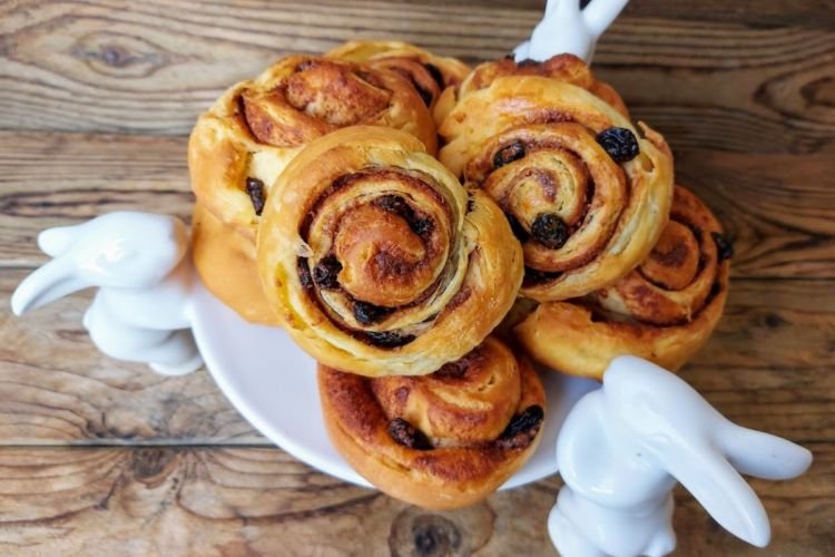 Булочки с изюмом и корицей