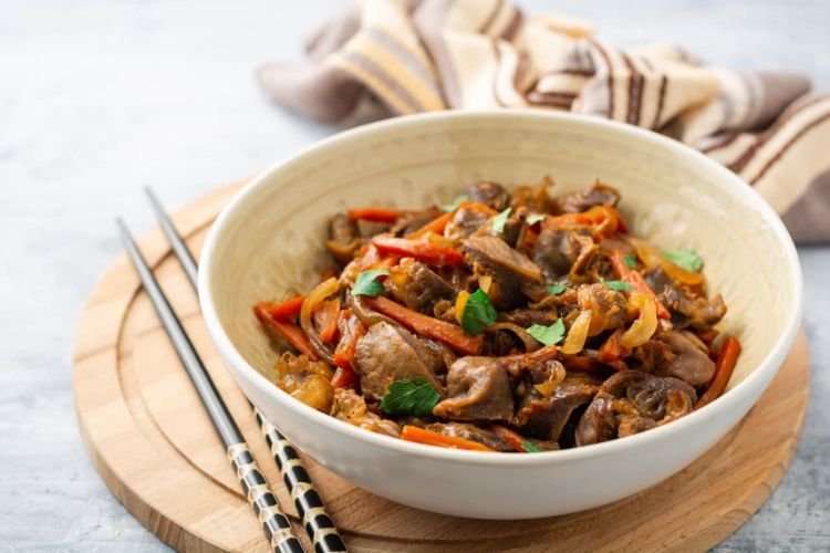 20 салатов из куриных желудков, которые непременно удивят