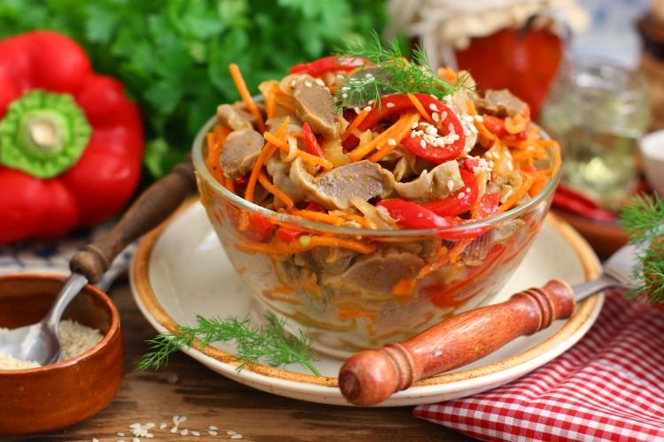 Салат из маринованных куриных желудков, острого перца и моркови