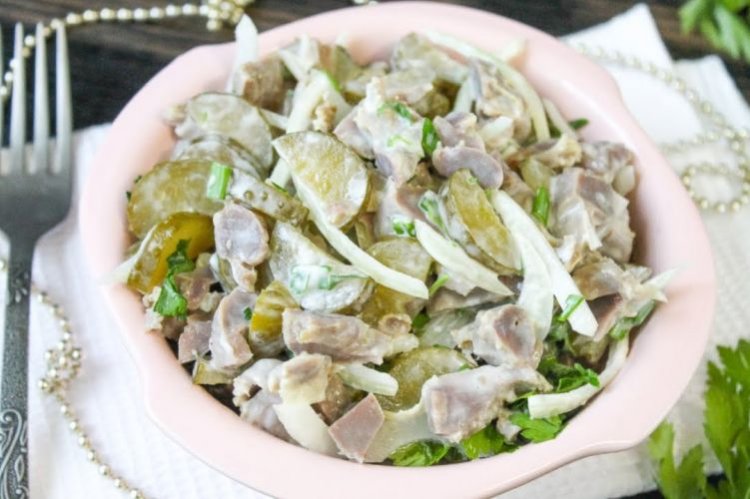Салат из соленых огурцов и куриных желудков с майонезом