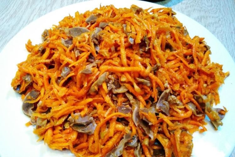 Салат из куриных желудков, сердечек и моркови
