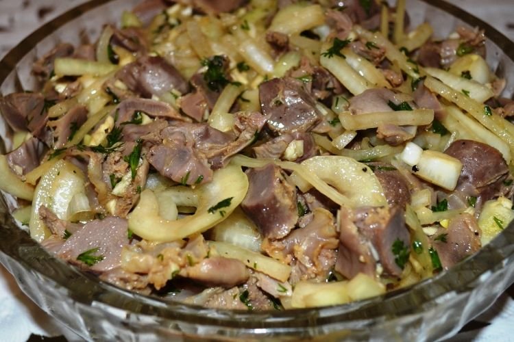 Салат из вешенок, куриных желудков и лука