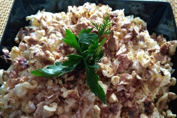 Салат из куриных желудков с твердым сыром и орехами