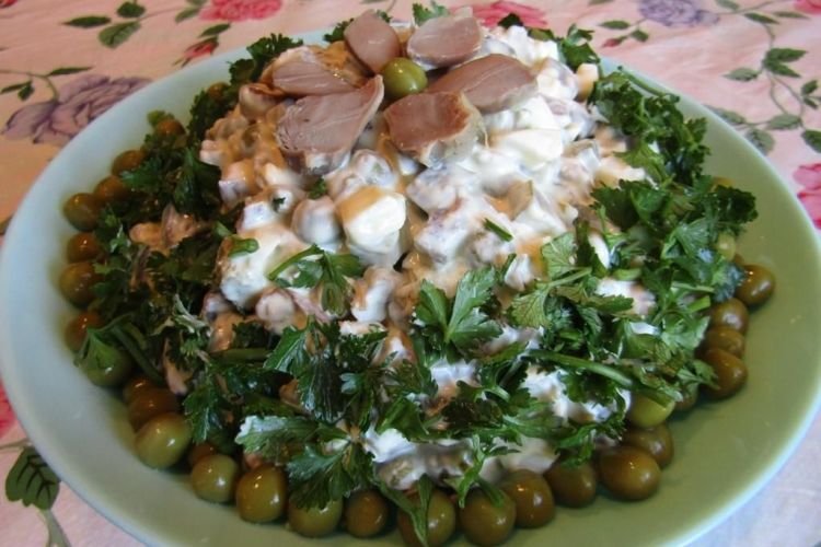Салат с куриными желудками, зеленым горошком и солеными огурцами