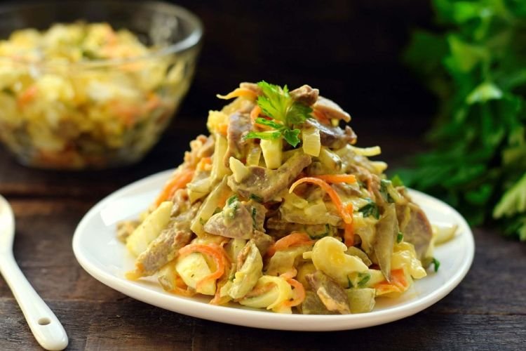 Салат из корейской моркови, куриных желудков и картофеля