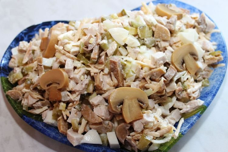 Салат с маринованными шампиньонами, яйцами и куриными желудками