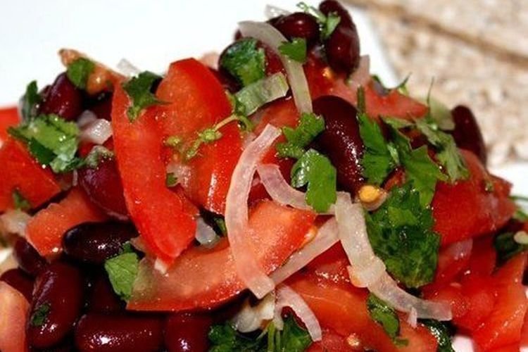 Салат из куриных желудков, консервированной фасоли, помидоров и лука